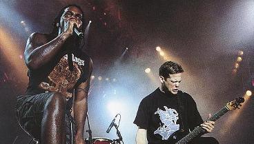 Derreck Green (Sepultura)  gauche